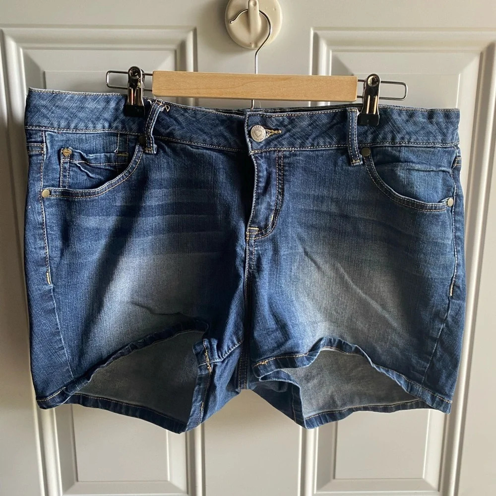Torrid 98% Cotton Jean Shorts Medium Wash Button Fly 3” Inseam Size 18 EUC